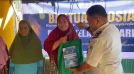 Petugas Rutan kelas IIB Barru serahkan Bansos kepada 10 warga penerima manfaat di Dusun Panrengnge desa Madello kecamatan Balusu kabupaten Barru.  
