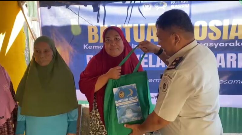 Petugas Rutan kelas IIB Barru serahkan Bansos kepada 10 warga penerima manfaat di Dusun Panrengnge desa Madello kecamatan Balusu kabupaten Barru.  