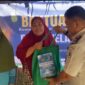 Petugas Rutan kelas IIB Barru serahkan Bansos kepada 10 warga penerima manfaat di Dusun Panrengnge desa Madello kecamatan Balusu kabupaten Barru.  