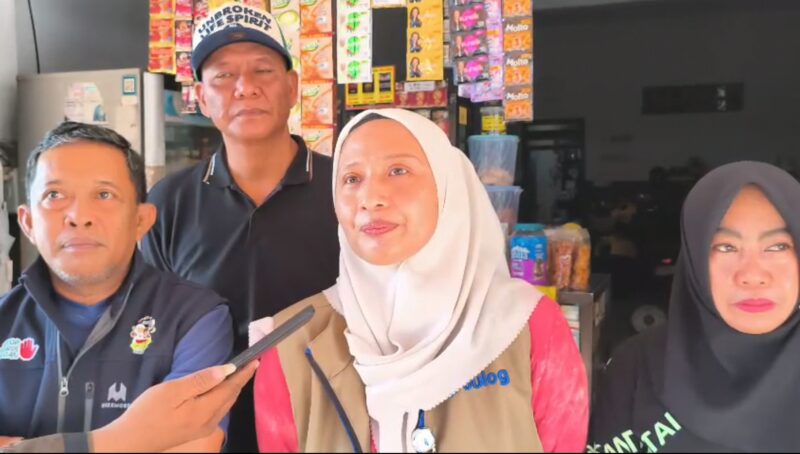 Pimpinan Cabang Bulog Parepare saat diwawancarai usai melakukan Sidak di pasar
