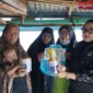 Petugas Imigrasi kelas II TPI Parepar menyerahkan susu sebagai tambahan nutrisi kepada penerima manfaat dalam Bakti Sosial melalui Program Orang Tua Asuh Anak Stunting 