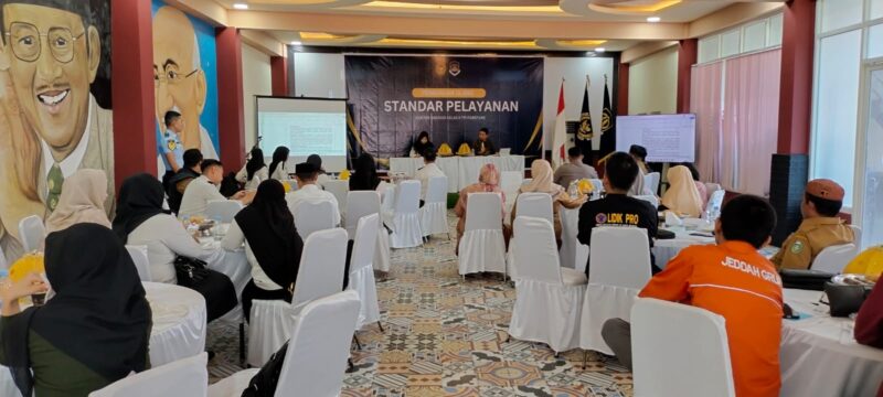 Perwakilan Ombudsman RI saat memberikan pemaparan dalam kegiatan peninjauan ulang standar pelayanan di kantor Imigrasi Parepare