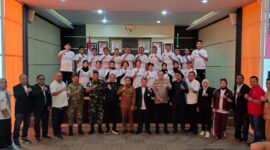 Foto bersama atlet takraw nasional bersama dengan ketua umum PB PSTI, wali kota, pelatih dan tamu undangan lainnya
