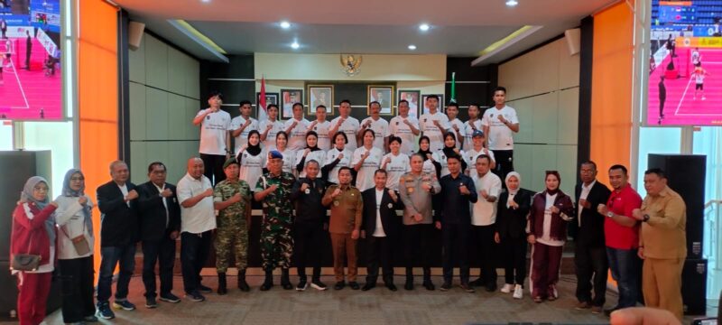 Foto bersama atlet takraw nasional bersama dengan ketua umum PB PSTI, wali kota, pelatih dan tamu undangan lainnya