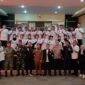 Foto bersama atlet takraw nasional bersama dengan ketua umum PB PSTI, wali kota, pelatih dan tamu undangan lainnya