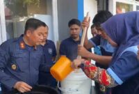 Kepala Rutan Kelas IIB Barru mendampingi langsung WBP dalam pembuatan sabun cuci pring