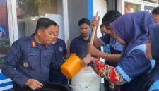 Kepala Rutan Kelas IIB Barru mendampingi langsung WBP dalam pembuatan sabun cuci pring