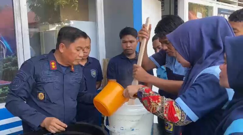 Kepala Rutan Kelas IIB Barru mendampingi langsung WBP dalam pembuatan sabun cuci pring