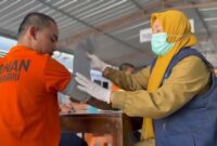 Seorang WBP rutan kelas IIB Barru sedang menjalani pemeriksaan kesehatan
