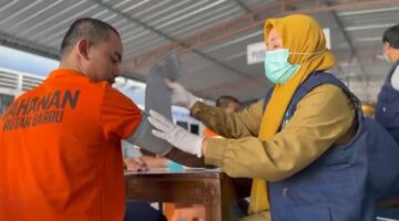Seorang WBP rutan kelas IIB Barru sedang menjalani pemeriksaan kesehatan