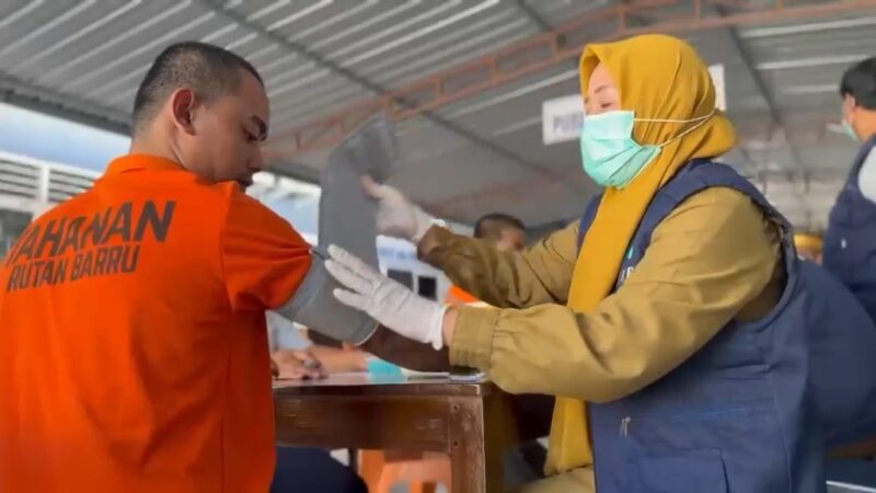 Seorang WBP rutan kelas IIB Barru sedang menjalani pemeriksaan kesehatan