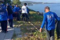 Aksi bersih-bersih pantai pengurus DPC Demokrat Parepare di kawasan pesisir Taman Mattirotasi kota Parepare dalam rangka songsong HUT ke-25 Partai Demokrat