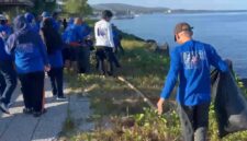 Aksi bersih-bersih pantai pengurus DPC Demokrat Parepare di kawasan pesisir Taman Mattirotasi kota Parepare dalam rangka songsong HUT ke-25 Partai Demokrat