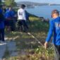 Aksi bersih-bersih pantai pengurus DPC Demokrat Parepare di kawasan pesisir Taman Mattirotasi kota Parepare dalam rangka songsong HUT ke-25 Partai Demokrat