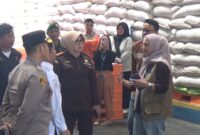 Pimpinan cabang Bulog Parepare, Rahmi Mangerang menjelaskan kondisi stok beras saat kunjungan Wali kota bersama dengan Forkopimda di gudang Bulog Lapadde kota Parepare
