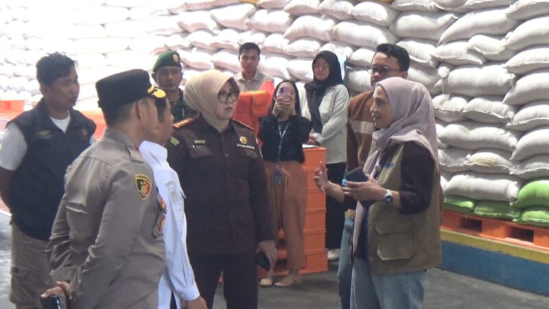 Pimpinan cabang Bulog Parepare, Rahmi Mangerang menjelaskan kondisi stok beras saat kunjungan Wali kota bersama dengan Forkopimda di gudang Bulog Lapadde kota Parepare