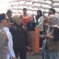 Pimpinan cabang Bulog Parepare, Rahmi Mangerang menjelaskan kondisi stok beras saat kunjungan Wali kota bersama dengan Forkopimda di gudang Bulog Lapadde kota Parepare