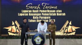 Wali kota Tasming Hamid didampingi ketu DPRD Parepare, Kaharuddin Kadir, menerima Opini WTP