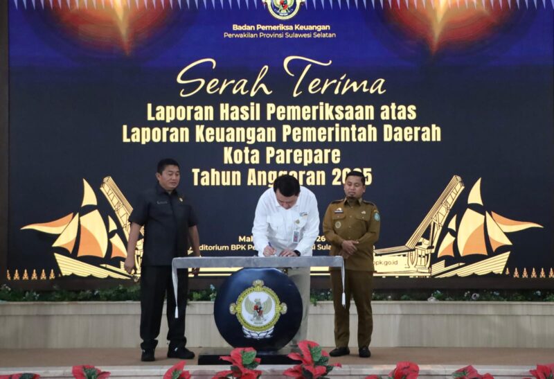 Wali kota Tasming Hamid didampingi ketu DPRD Parepare, Kaharuddin Kadir, menerima Opini WTP