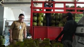 Sekda Parepare, Amarun Agung Hamka, didampingi Kepala Dinas Perdagangan (Disperindag) Parepare Andi Wisna serta SBM Sulselbar VII Gas Pertamina, Mulian Pratama. melakukan sidak ke Pangkalan