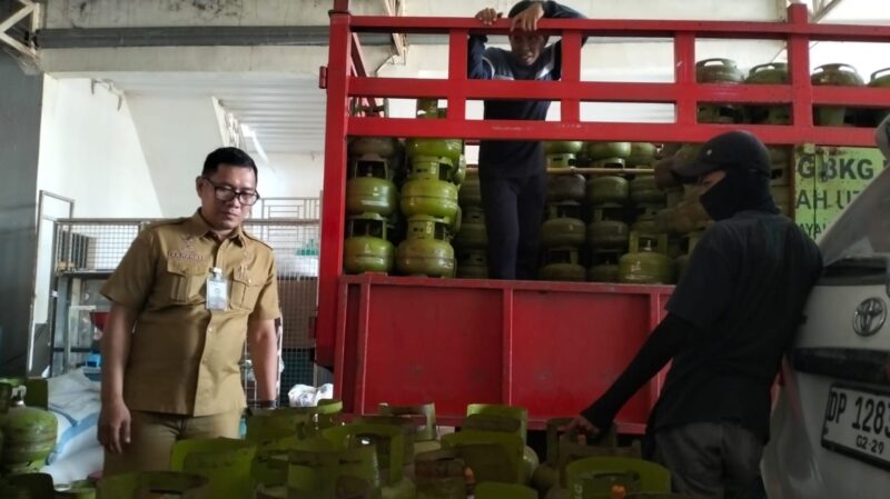 Sekda Parepare, Amarun Agung Hamka, didampingi Kepala Dinas Perdagangan (Disperindag) Parepare Andi Wisna serta SBM Sulselbar VII Gas Pertamina, Mulian Pratama. melakukan sidak ke Pangkalan
