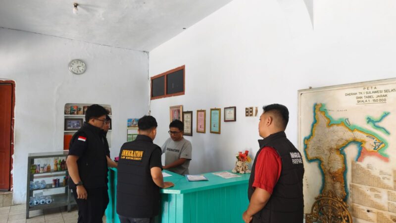 Petugas Imigrasi kelas II TPI Parepare melakukan pengawasan WNA di Kabupaten Wajo, Sulawesi selatan