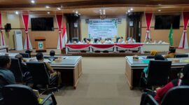 Suasana konsultasi publik terkait pencabutan Perda Perda Pembentukan LPMK dan RT/RW di ruang Paripurna DPRD Parepare