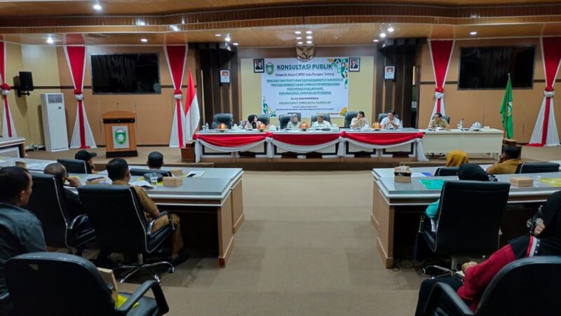 Suasana konsultasi publik terkait pencabutan Perda Perda Pembentukan LPMK dan RT/RW di ruang Paripurna DPRD Parepare