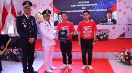 Wali kota Tasming Hamid menyerahkan secara simbolis remisi kepada 342 WBP Lapas kelas IIA Parepare di momen peringatan HUT ke-81 Kemerdekaan RI