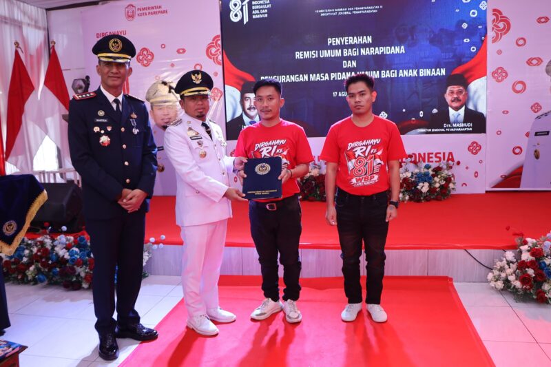 Wali kota Tasming Hamid menyerahkan secara simbolis remisi kepada 342 WBP Lapas kelas IIA Parepare di momen peringatan HUT ke-81 Kemerdekaan RI