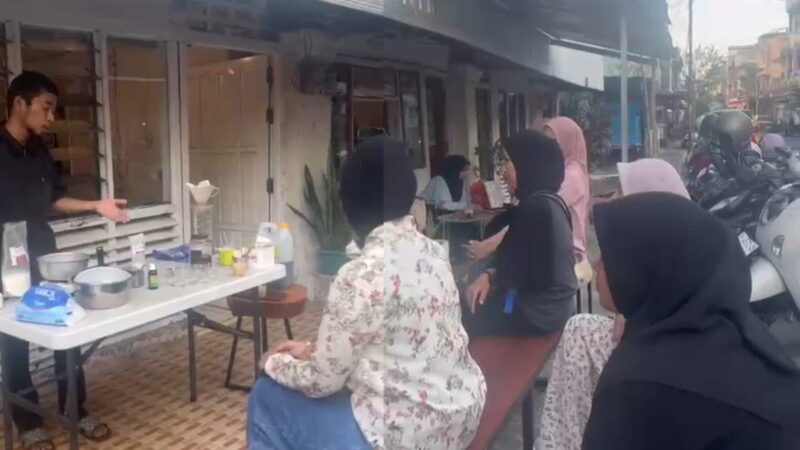 Antusias peserta worshop mengikuti materi pembuatan minyak jelantah jadi lilin aromatik di Gudmud Coffee and Roastery