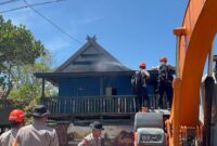 Tim SAR Sat Brimob Batalyon B Pelopor Polda Sulsel, memadamkan api yang menyambar salah satu rumah warga akibat kebakaran lahan