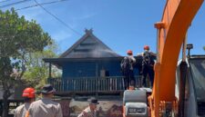 Tim SAR Sat Brimob Batalyon B Pelopor Polda Sulsel, memadamkan api yang menyambar salah satu rumah warga akibat kebakaran lahan