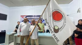 Penyerahan petaka usai Muskot kepada ketua terpilih disaksikan ketua KONI Parepare