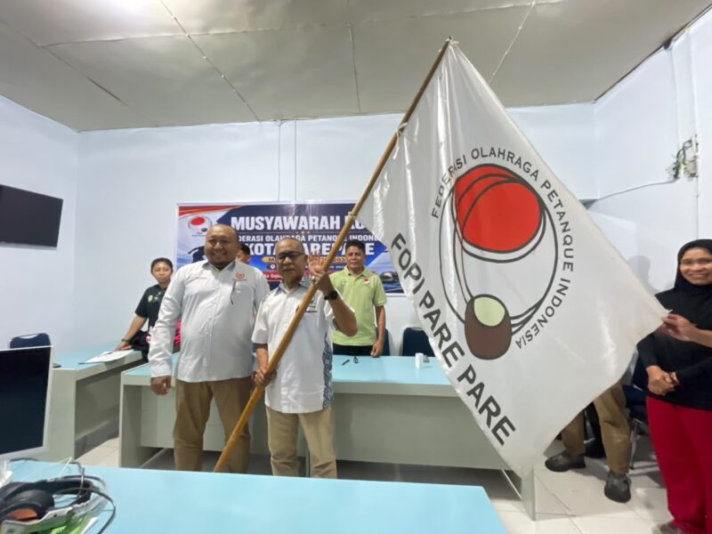 Penyerahan petaka usai Muskot kepada ketua terpilih disaksikan ketua KONI Parepare