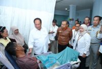 Direktur Utama PT Jasa Raharja (Persero), Muhammad Awaluddin mendampingi Wakil Menteri Perhubungan, Komjen Pol. (Purn.) Drs. Suntana, M.Si., dalam meninjau langsung penanganan korban insiden kebakaran KM Mutiara Sentosa II di RS PHC Surabaya