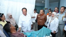 Direktur Utama PT Jasa Raharja (Persero), Muhammad Awaluddin mendampingi Wakil Menteri Perhubungan, Komjen Pol. (Purn.) Drs. Suntana, M.Si., dalam meninjau langsung penanganan korban insiden kebakaran KM Mutiara Sentosa II di RS PHC Surabaya