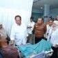 Direktur Utama PT Jasa Raharja (Persero), Muhammad Awaluddin mendampingi Wakil Menteri Perhubungan, Komjen Pol. (Purn.) Drs. Suntana, M.Si., dalam meninjau langsung penanganan korban insiden kebakaran KM Mutiara Sentosa II di RS PHC Surabaya
