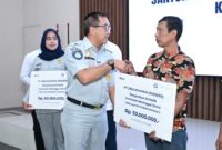 PT Jasa Raharja (Persero) menyerahkan santunan kepada ahli waris korban meninggal dunia dalam insiden kebakaran KM Mutiara Sentosa II di RS Bhayangkara Surabaya