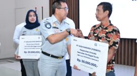 PT Jasa Raharja (Persero) menyerahkan santunan kepada ahli waris korban meninggal dunia dalam insiden kebakaran KM Mutiara Sentosa II di RS Bhayangkara Surabaya
