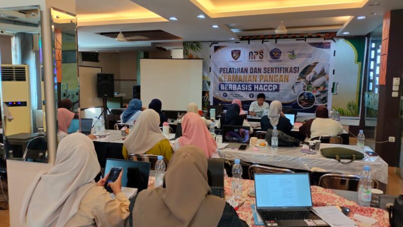 Suasana peserta antusias mengikuti pelatihan kompetensi ahli gizi yang digelar DPD Gapembi  Parepare di aula Carlos