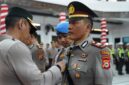 Kapolres Parepare AKBP. Phunky Mahendra Borniawan memasangkan lencana kepada Akp Sukri Abdullah saat sertijab