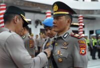 Kapolres Parepare AKBP. Phunky Mahendra Borniawan memasangkan lencana kepada Akp Sukri Abdullah saat sertijab