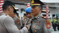 Kapolres Parepare AKBP. Phunky Mahendra Borniawan memasangkan lencana kepada Akp Sukri Abdullah saat sertijab