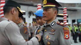 Kapolres Parepare AKBP. Phunky Mahendra Borniawan memasangkan lencana kepada Akp Sukri Abdullah saat sertijab
