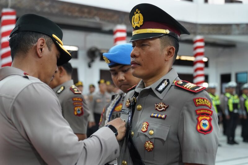 Kapolres Parepare AKBP. Phunky Mahendra Borniawan memasangkan lencana kepada Akp Sukri Abdullah saat sertijab
