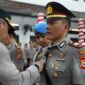 Kapolres Parepare AKBP. Phunky Mahendra Borniawan memasangkan lencana kepada Akp Sukri Abdullah saat sertijab