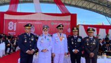 Foto bersama Bupati dan Wakil Bupati Barru, Kepala Rutan kelas IIB Barru usai penyerahan remisi WBP