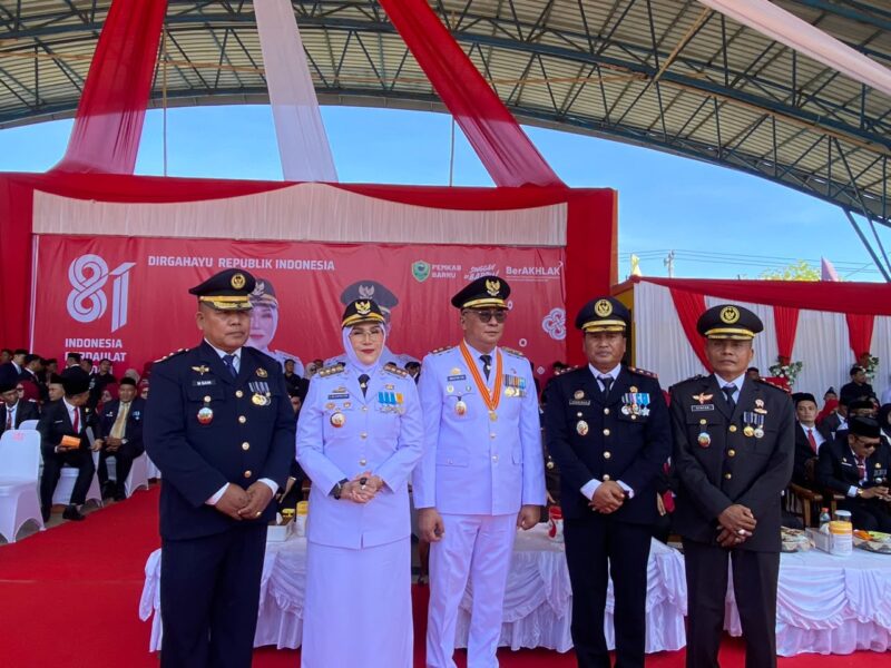 Foto bersama Bupati dan Wakil Bupati Barru, Kepala Rutan kelas IIB Barru usai penyerahan remisi WBP
