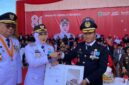 Kepala Rutan Kelas IIB Barru, Sulawesi selatan, Hardiman, menyerahkan kursi jepara karya WBP Rutan kelas IIB Barru, kepada Bupati Andi Ina Kartika Sari, sebagai kado spesial di momen puncak peringatan HUT ke-81 Kemerdekaan RI